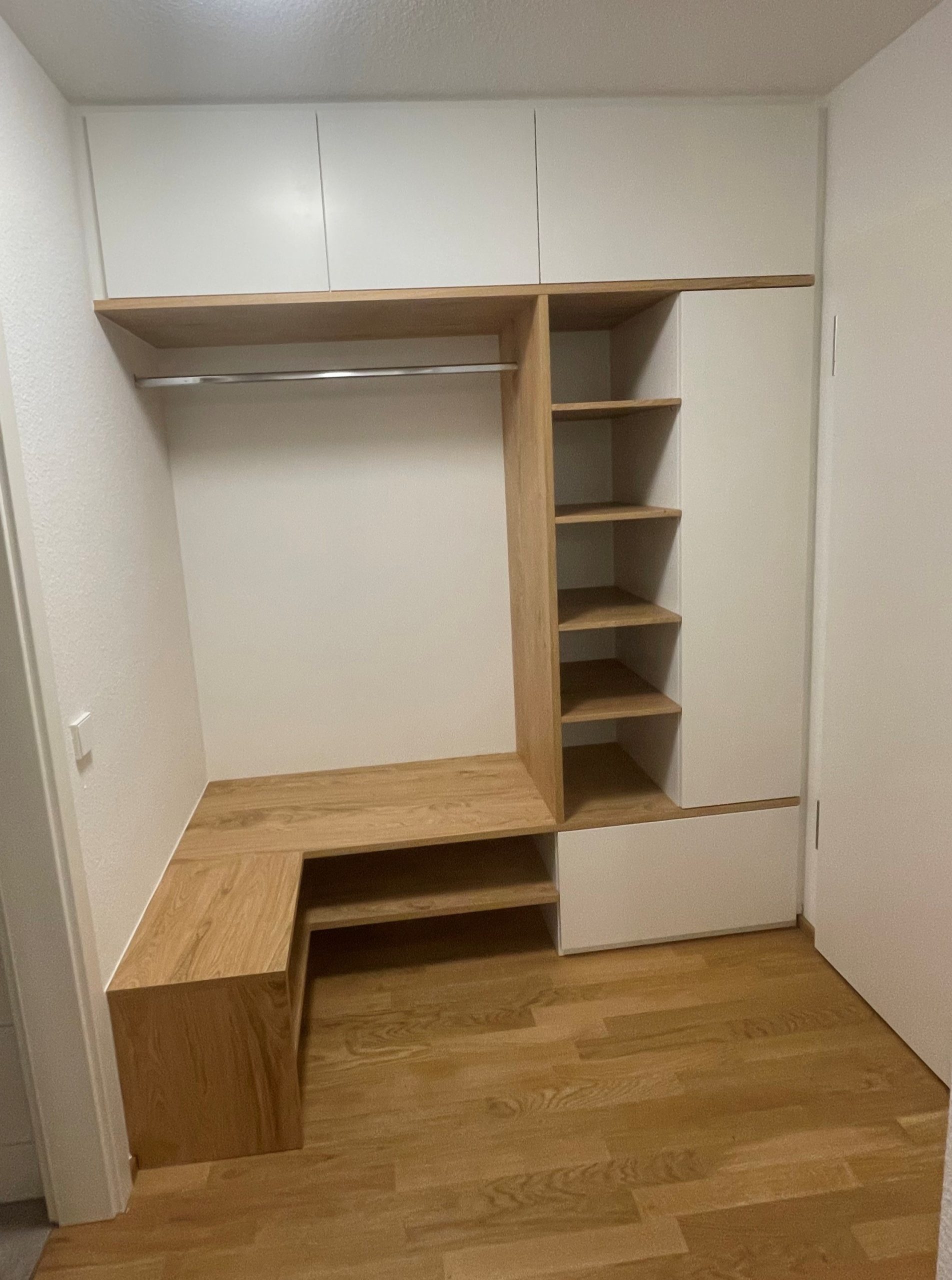 Einbaumöbel Garderobe Eiche Weißlack